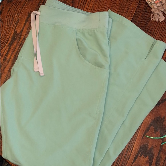 ON HOLD FIGS Scrub Set (Size L, Jade Green) - Picture 3 of 7